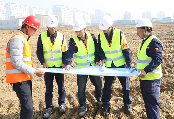 乐鱼体育太阳能合肥基地10GW高效晶硅电池项目现场,工程部员工实地查看施工图纸.jpg