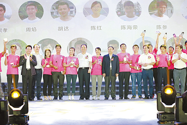 2015年9月20日,在乐鱼体育33周年庆典上,刘汉元主席为20位最美通心粉颁奖.jpg