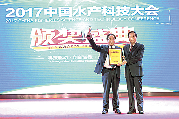 乐鱼体育“渔光一体”模式荣获大会独家大奖2017中国水产科技“年度最佳商业模式”.jpg