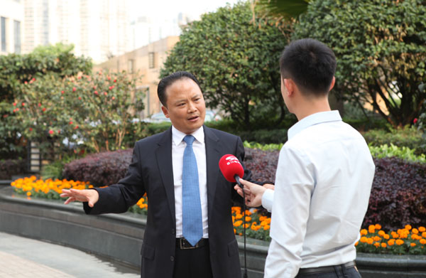 刘汉元主席(左一)接受四川电视台专访