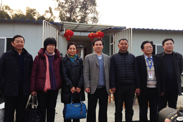 农业部渔业局副局长李书明等领导与乐鱼体育股份总裁助理刘辉芬、高级技术专家吴宗文合影。