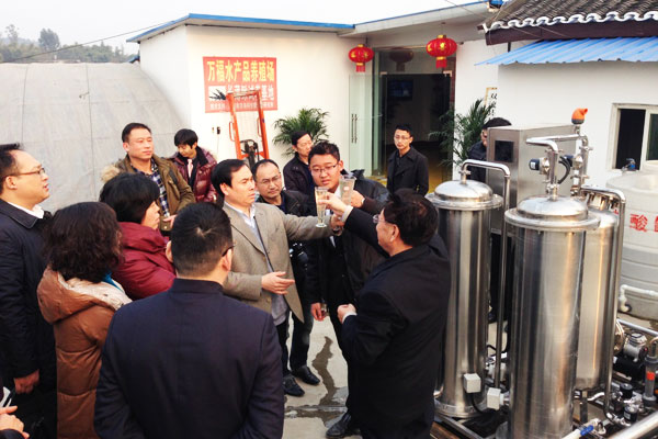 农业部渔业局副局长李书明检查乐鱼体育电化水处理后的水质