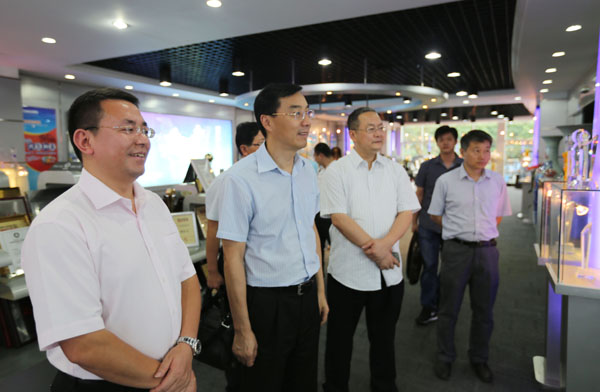 吴市长一行参观乐鱼体育荣誉厅